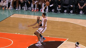 Victor Wembanyama is so unfair holding the ball above his head for dunk 😂