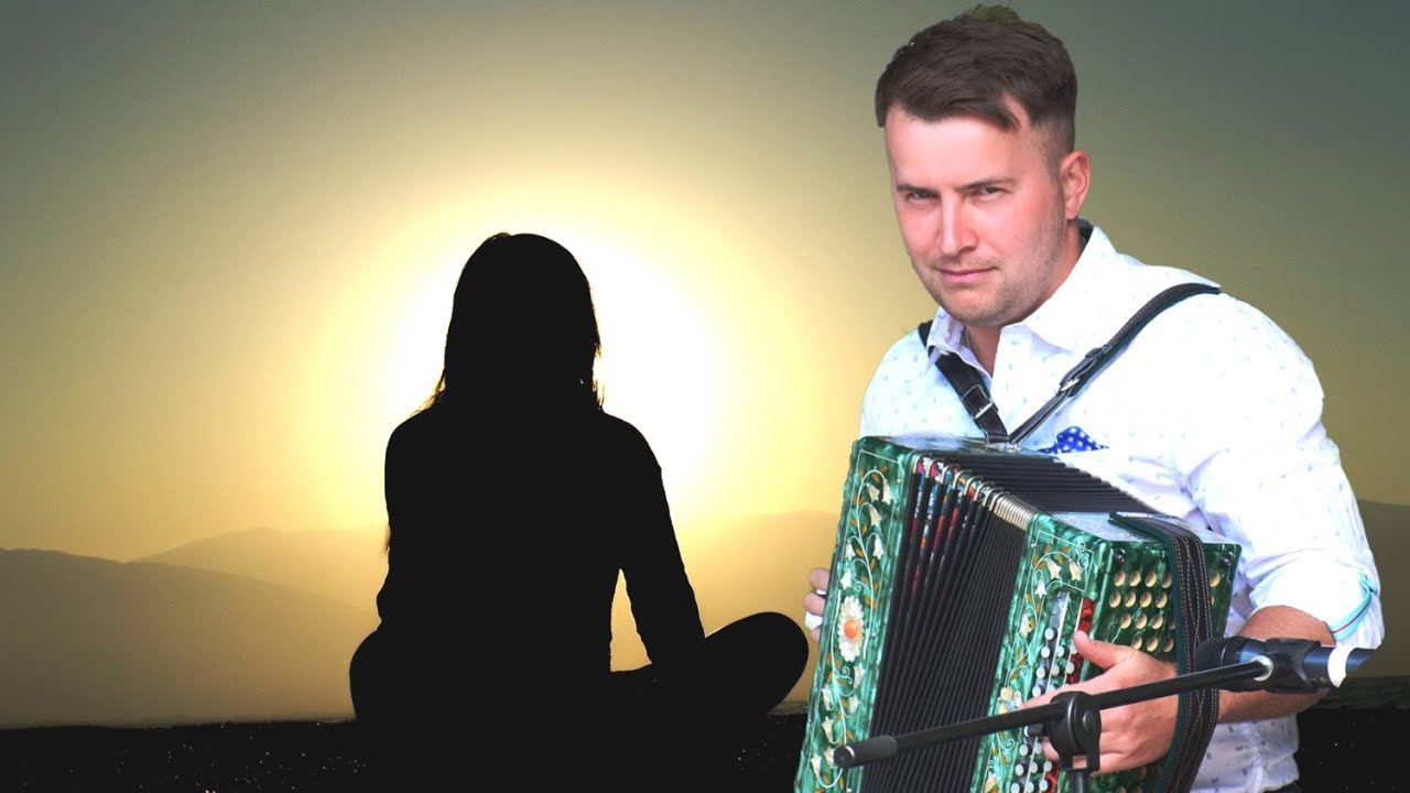 Голуби целуются на крыше 