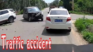 交通事故合集瞬間中國2021第219期：副驾声控刹车失灵，连续超车突遇左转凉凉.每天看一看，開車更安全。