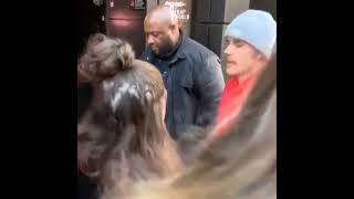 Justin Bieber Le Niega un Abrazo a una Fans