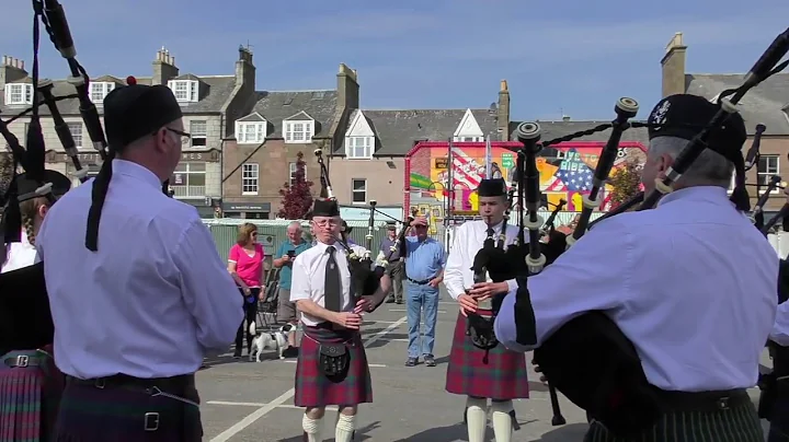 Pipe Major Andrew Meehan leading Stonehaven Pipe B...