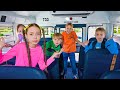Vlad e Niki imparano le regole dello scuolabus con gli amici