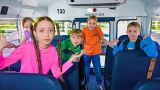 Vlad e Niki imparano le regole dello scuolabus con gli amici