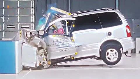 1997 Pontiac Trans Sport/Chevrolet Venture IIHS 40% Offset Moderate Overlap Crash Test (First Test).