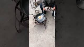 قلي البيض على الماء طريقه تقليديه كأن يستخدمها الأجداد Frying eggs on water is a traditional method