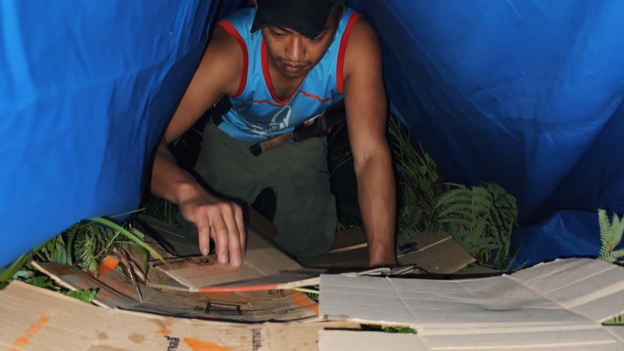 Rushing to Build a Shelter at NIGHT | CARDBOARD BOXES as mat| Relaxing sound of the Rain