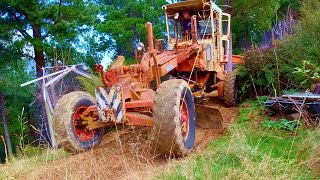 Fixing a Hydraulic Leak on my Vintage Grader and Cutting a New Road