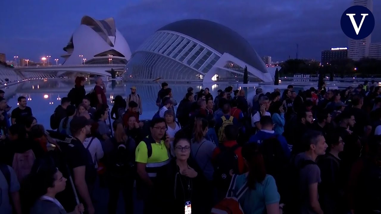 Miles de personas esperan en la Ciudad de las Artes de Valencia salir a ayudar en la zona afectada