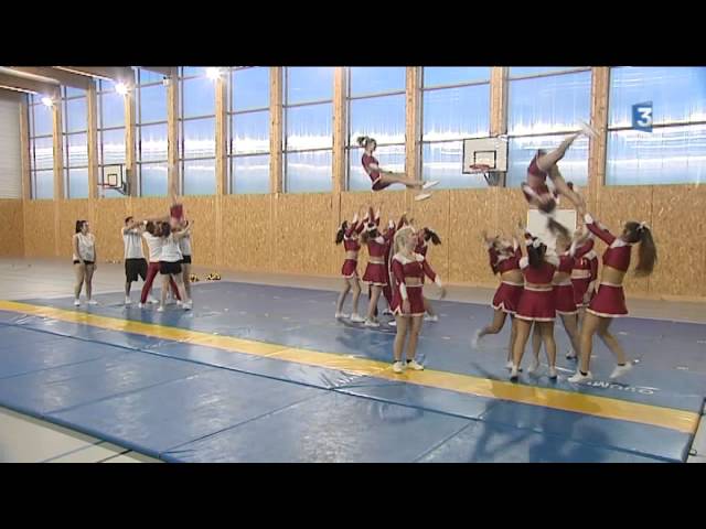 fille de pom-pom girl avec des pompons de danse et de saut pour soutenir le  sport d'équipe pendant la compétition sur l'illustration de modèles  dessinés à la main de dessin animé plat