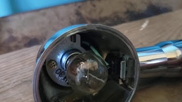 Suzuki intruder 1500 rear turn signal disassembly and fix.