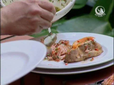 Видео рецепт Жареный лосось с картофелем, спаржей и каперсами