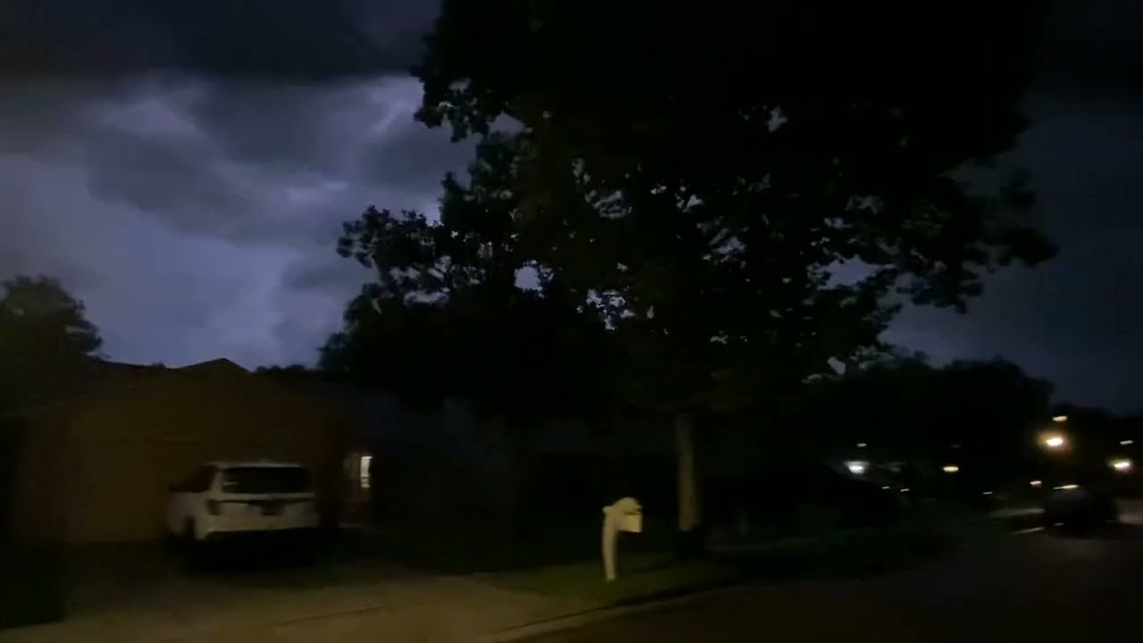 Florida lightning storms sweep across "Lightning Capital of the U.S."