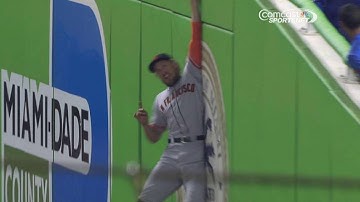 SF@MIA: Pence makes leaping catch in foul territory