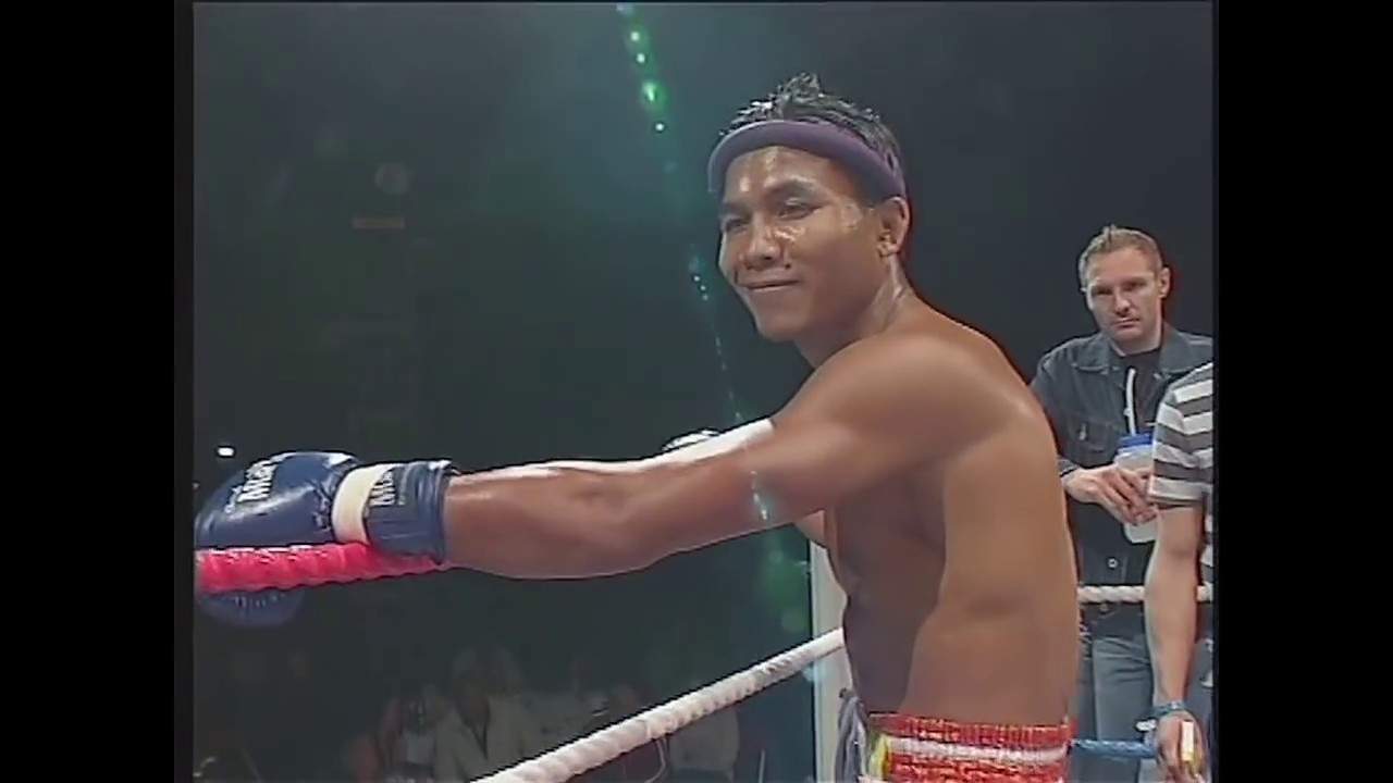 пенсионер муай-тай против Мэтью Джонсона