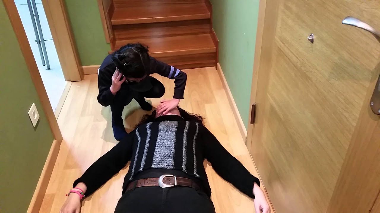 RCP DESDE MI COLE: niña de 7 años llama al 112 (escenificación)