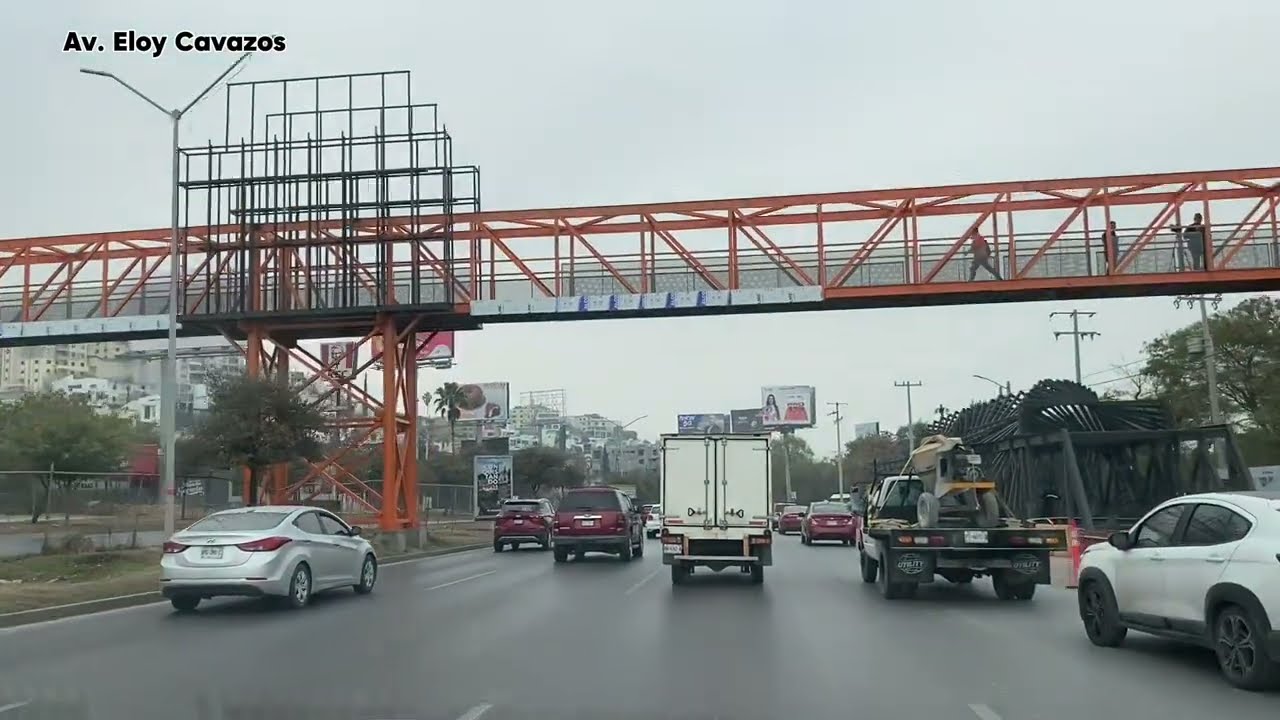 Mucho tráfico en Av. Eloy Cavazos y Chapultepec 9:00am