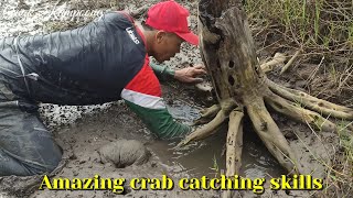 Giant Crab Barehanded - Only an expert can catch crabs this way