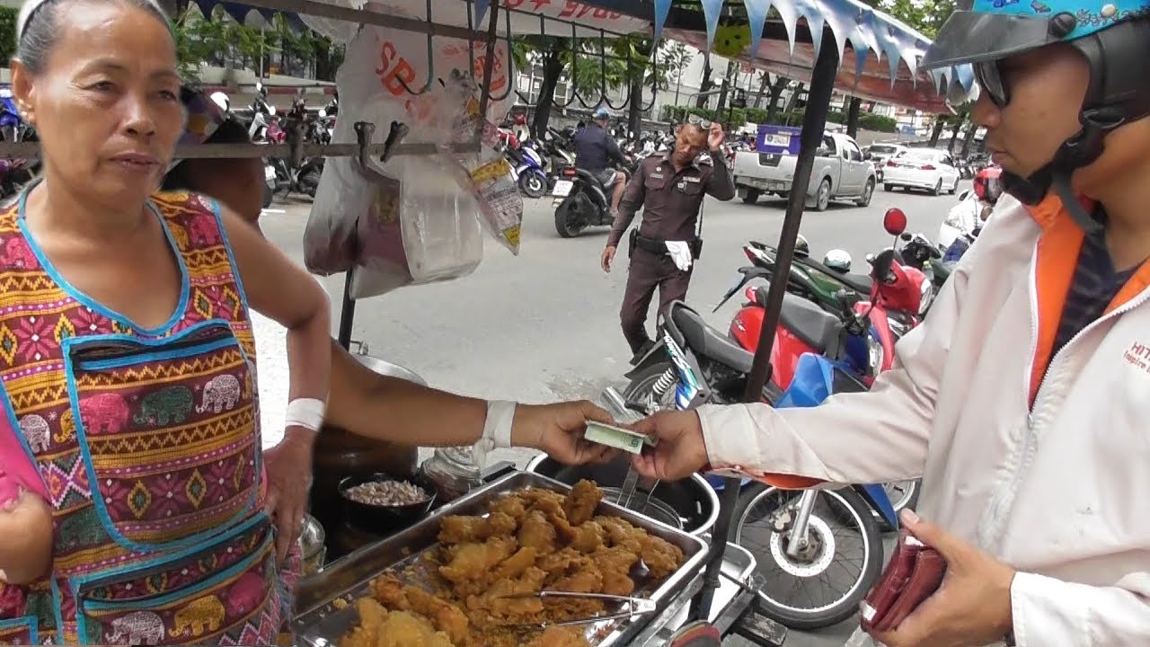 She is Old But Dynamic - Hard Working Thai Lady Selling Crispy Chicken & Papaya Salad(Som Tum) | Indian Food Loves You