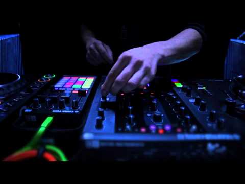 TRAKTOR KONTROL Z2: Sneak Preview of the 2+2 Control DJ Mixer