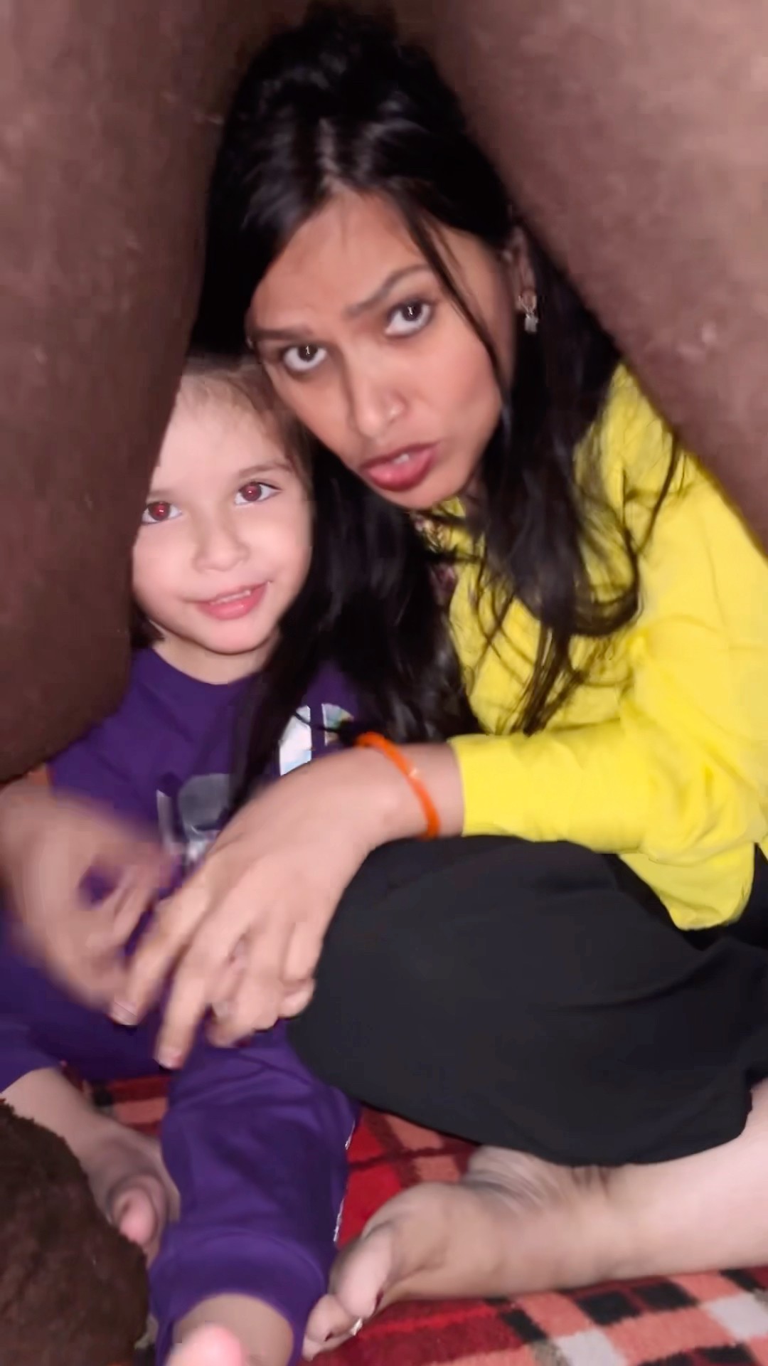 Akshita or mumma ke pichhe kon padh gaya