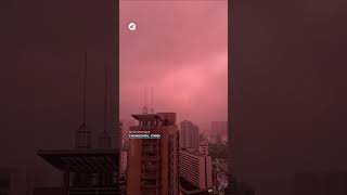 The sky turned pink in a Chinese city: the strange phenomenon before a fierce storm
For a few brief minutes, residents of Changzhou -in China’s Jiangsu province- witnessed a striking visual spectacle that quickly went viral online: the sky turned vibrant shades of pink and crimson as massive storm clouds swept over the city. The event occurred around 5:30 a.m. on August 31, lasting just seven to eight minutes.
Despite its dramatic appearance, the atmospheric phenomenon had a completely natural origin. It was driven by a combination of low-angle sunlight, high humidity, and the interaction of airborne particles with water droplets—an effect made all the more vivid by the dark contrast of the approaching storm.
#sky #pink #china #meteo #viral #shorts The sky turned pink in a Chinese city: the strange phenomenon before a fierce storm