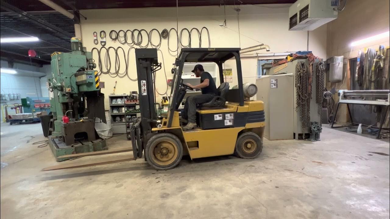 checking-transmission-fluid-level-on-a-daewoo-forklift-youtube