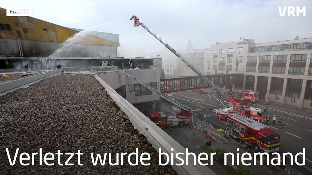 Mainz: Dach der Rheingoldhalle brennt