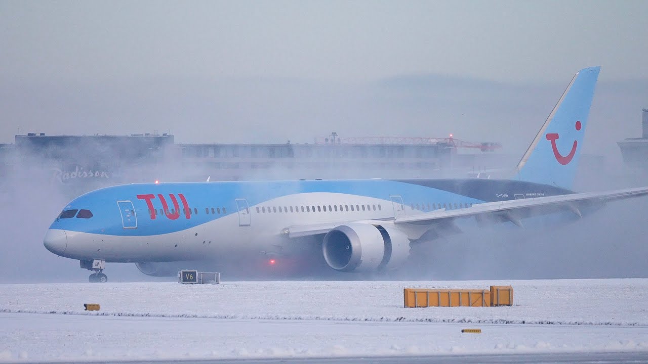 Ploughing Through The Snow - Slow Motion 787 Landing At Manchester