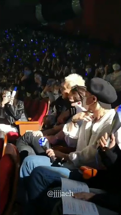 iKON Jinhwan & Donghyuk with Lisa at Winner Concert 🎤