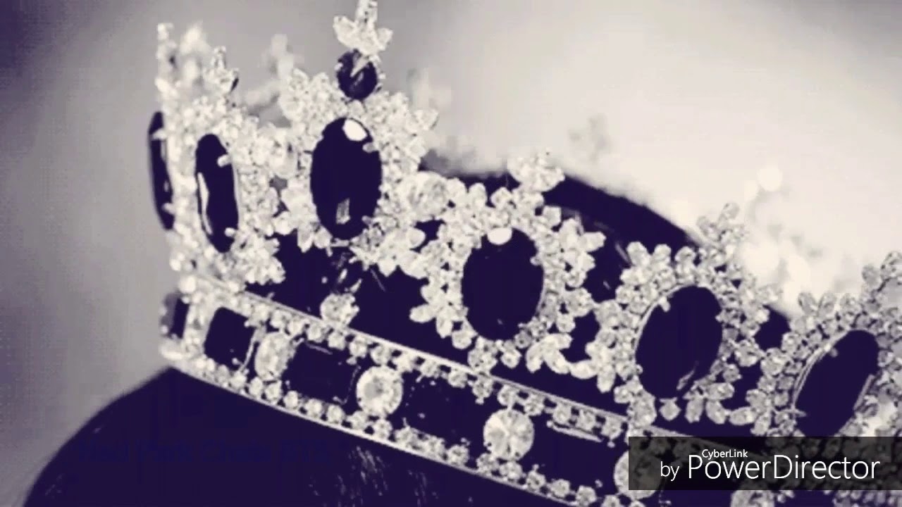 фон с коронами. снять корону с головы. корона с бриллиантами. корона в руках эстетика. корона мисс.