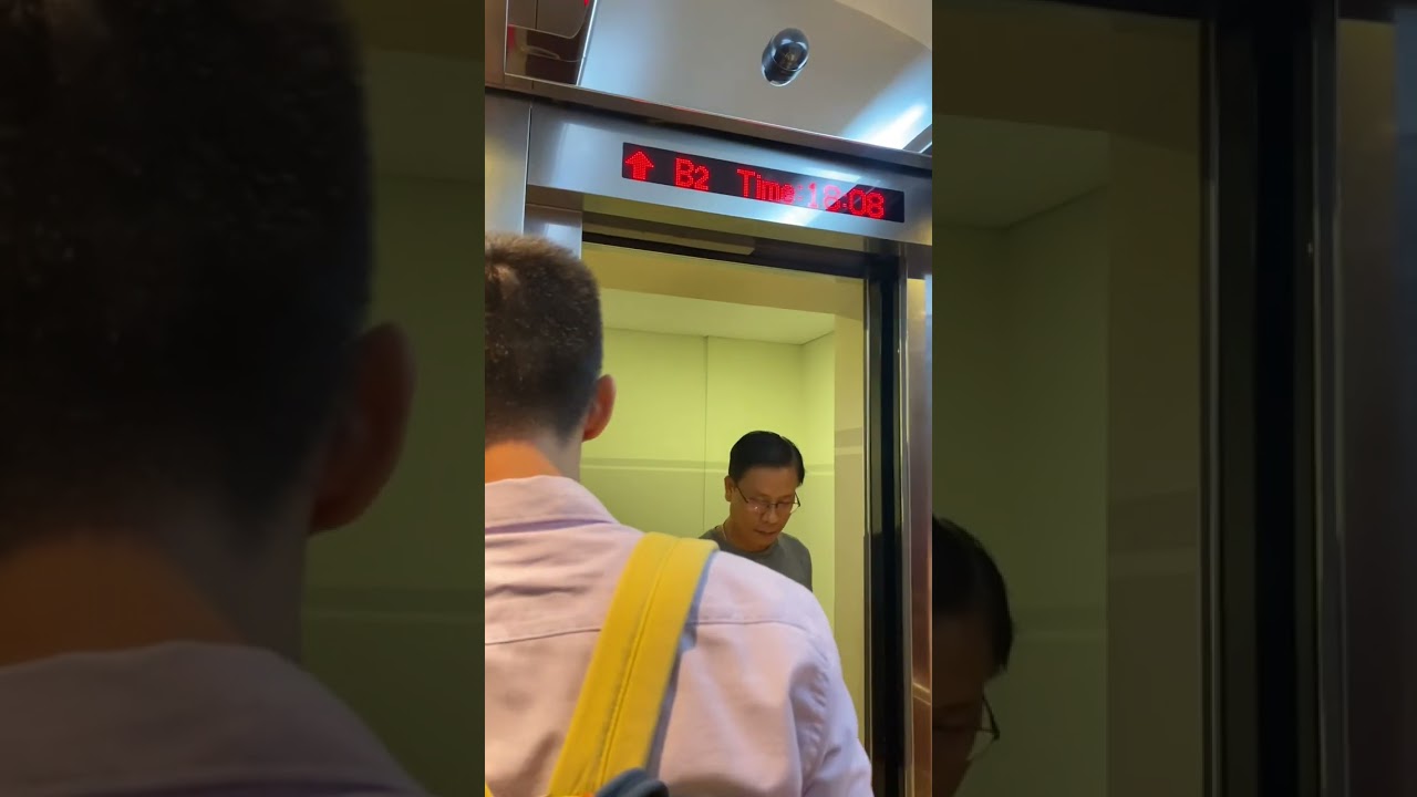 Khám phá thang máy ở Diamond Plaza, Vietnam cùng Thỏ và ba