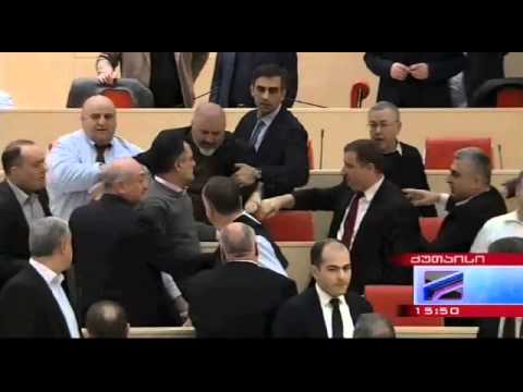 მოგლეჯილი მიკროფონები და ტრიბუნიდან გადმოფრენილი ზვიადაური   ჩხუბის გაგრძელება პარლამენტში