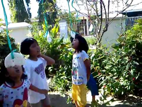 Peringatan 17 agustus lomba makan kerupuk - YouTube