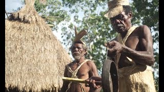 PAKAIAN ADAT DARI KULIT KAYU SANGGAR BANGTOWA SUKU KABOLA