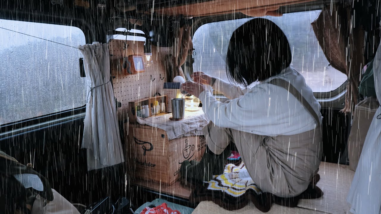 Автомобильный кемпинг с дождем и сильным ветром