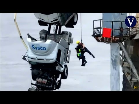 Agónico rescate a una conductora atrapada en un camión colgando de un puente I VÍDEO DEL DÍA