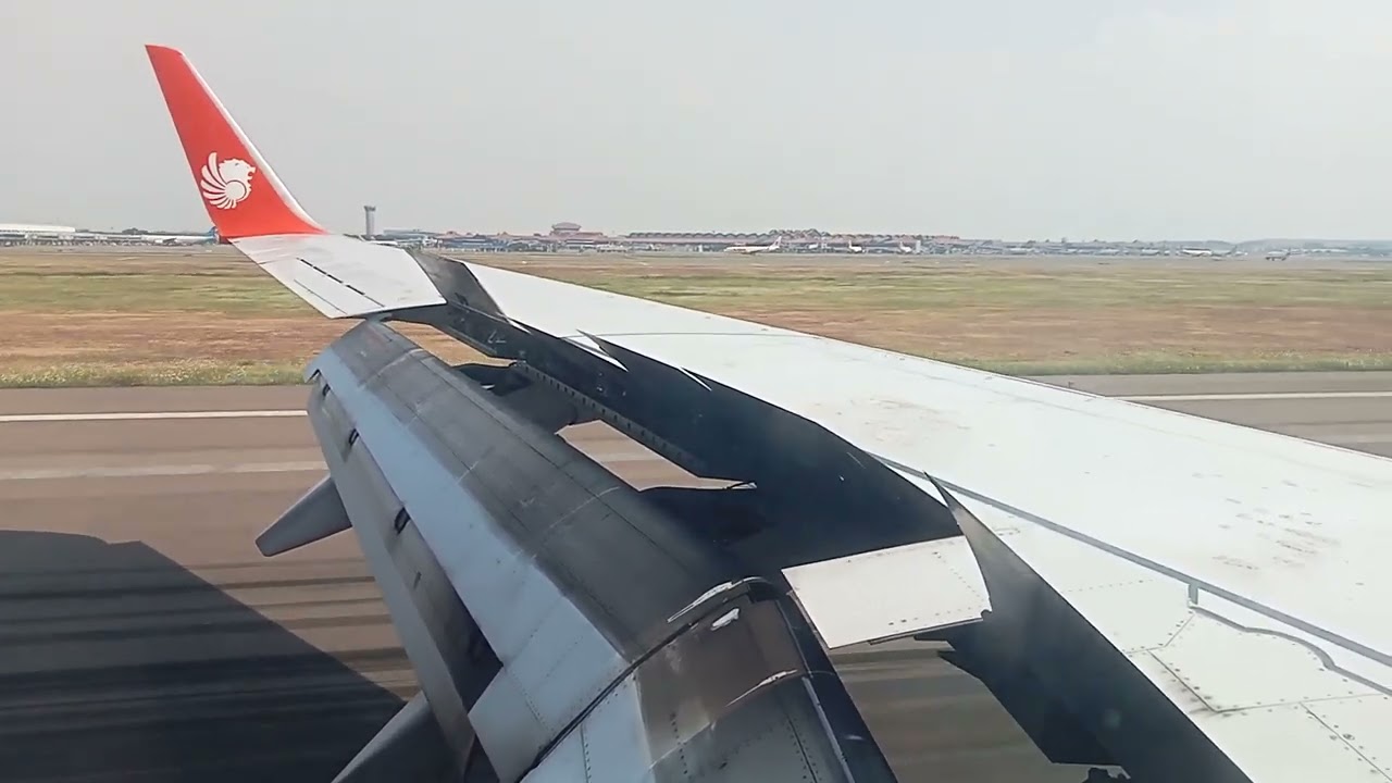 Приземление в международном аэропорту Сукарно-Хатта (CKG).