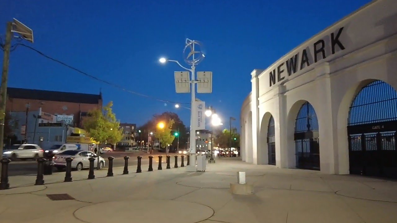 Evening walk tour inside some of the streets of Upper Roseville