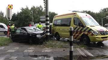 Politieauto botst onderweg naar ander ongeluk in Vught met auto en belandt in sloot