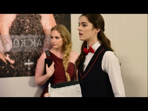 بنت غنيه بتقص شعرها وتبيعه عشان تدي فلوسه لزميلها اللي واقعه في حبه لكنه بيبقى عينه من اقرب صاحبه لي 