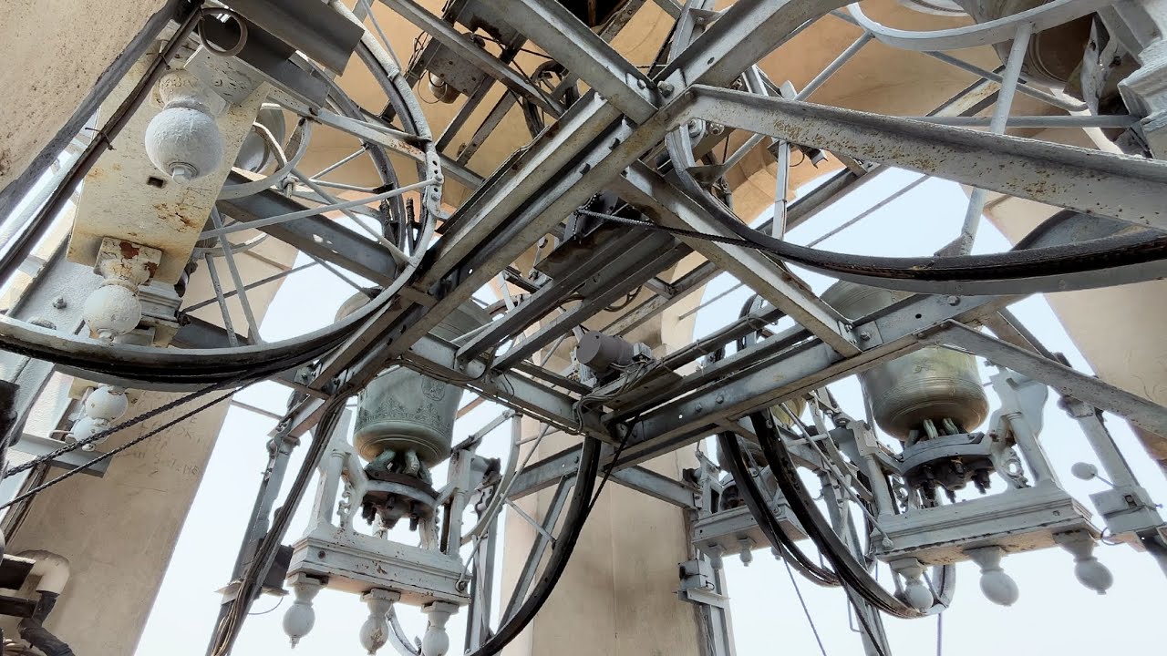 [4K] Игра на итальянских колоколах в районе Крешенцаго на окраине Милана