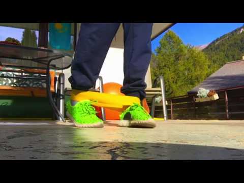 Video: Hundiviski Valmistab Sneaker Moguls