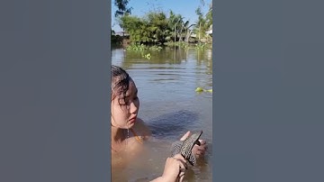 Trúc Phương Vlog LẶN GIỮA SÔNG MÒ CÁ LAU KIẾNG #Shorts