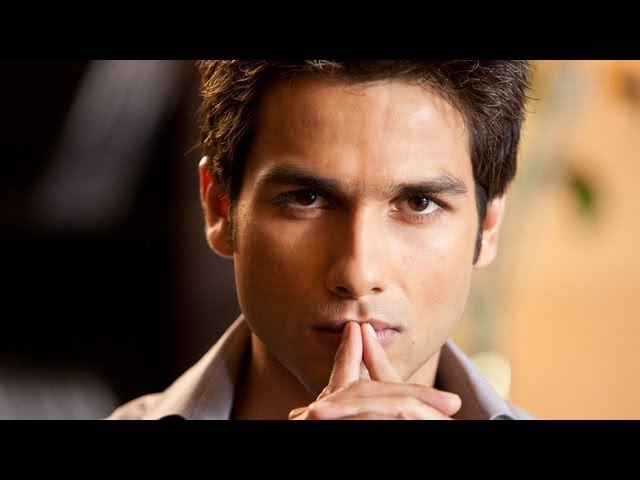 Scene: Mazaa to tab aayega jab dollars main kamayenge | Badmaash Company | Shahid | Anushka class=