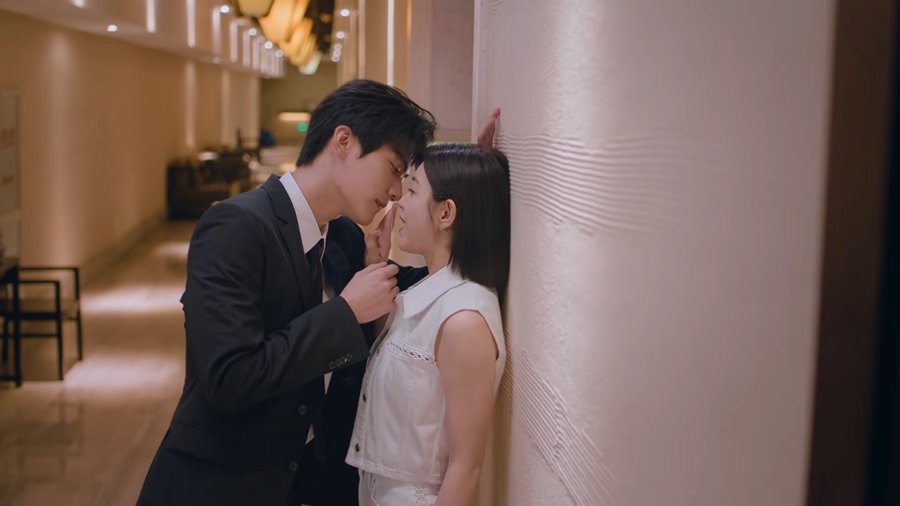 Сестра появляется неожиданно? Ли У страстно целует её у стены!