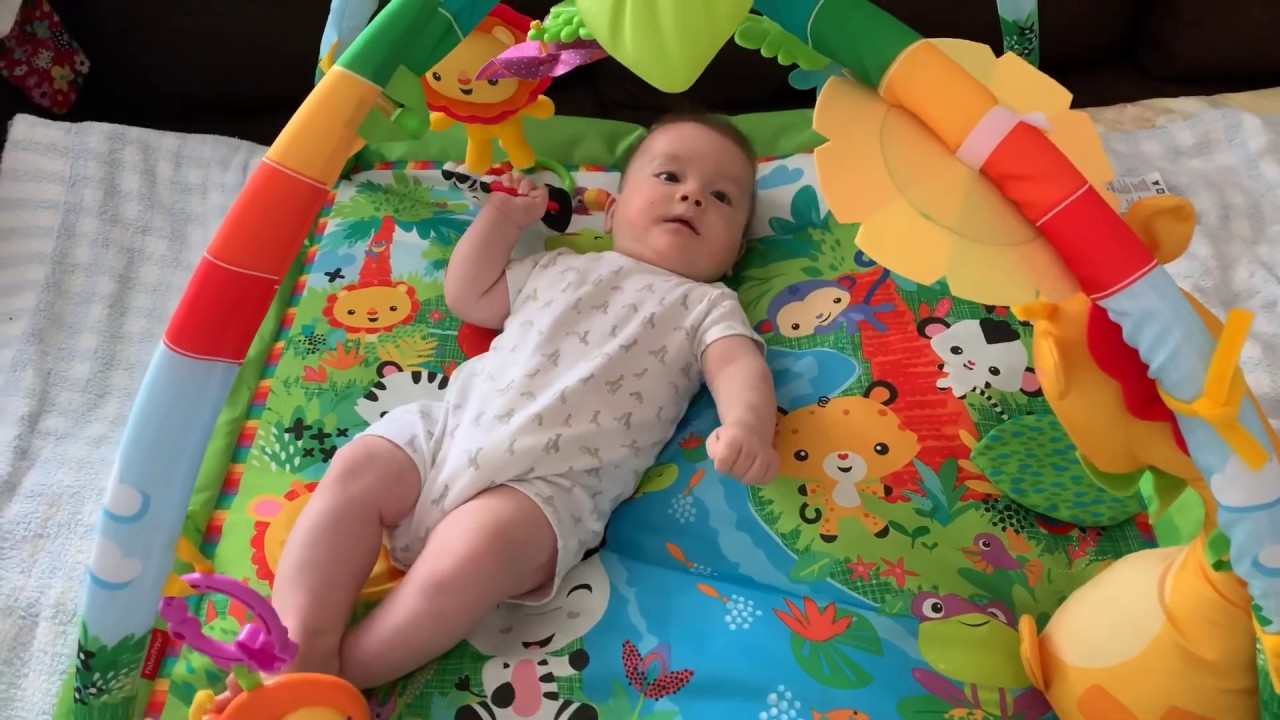 3ヶ月の息子がフィッシャープライスのベビージムで初めて遊んでいます 