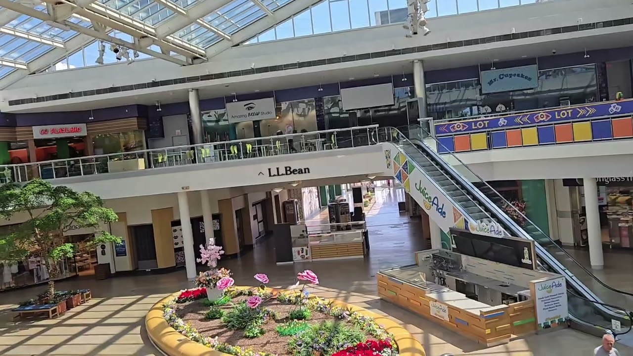 Short video of Paramus Park Mall, early morning hours: 