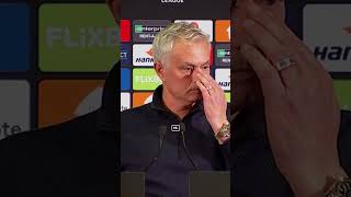 Mourinho doet net alsof hij in slaap valt tijdens een wel heel lange vraag van een journalist 😴