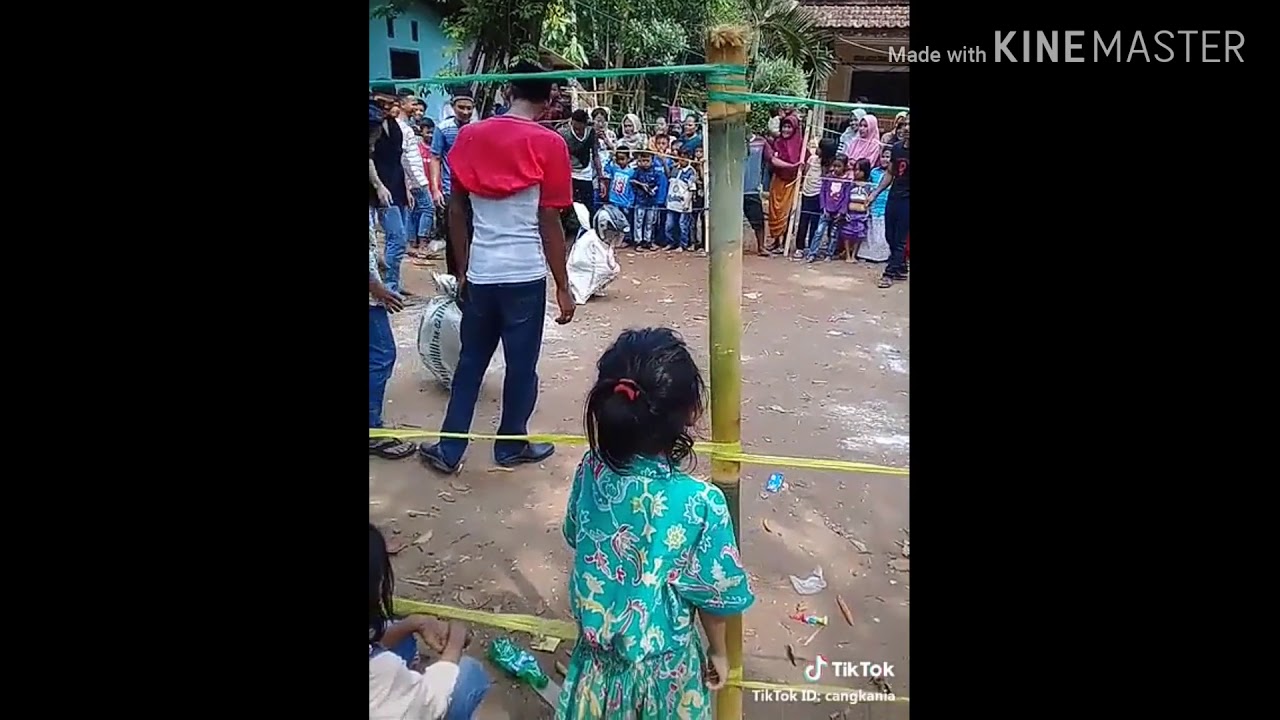 HUT RI //17 Agustus, ngakak lomba mukul air ibunya di pukulin - YouTube