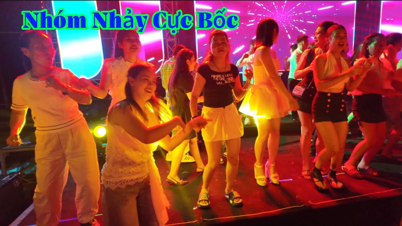 🔥 Đêm hội tuổi trẻ – Nhóm bạn trẻ quẩy hết mình trong ánh sáng sôi độn